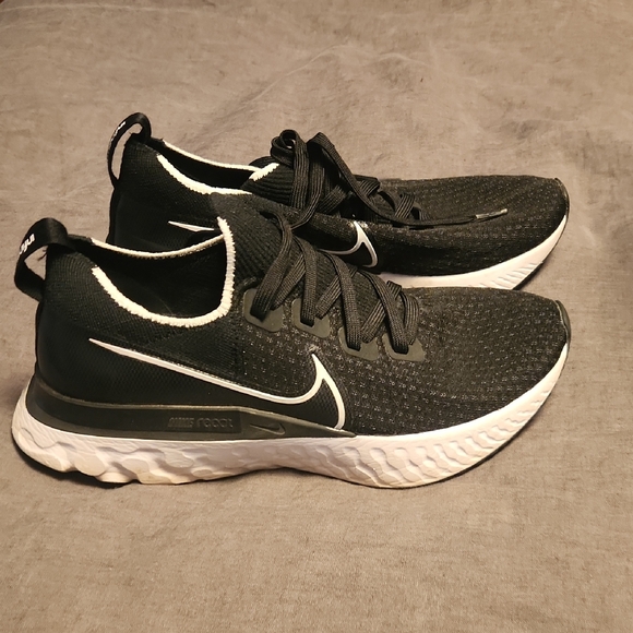 Nike Black and White Infinity React Sneakers 9.5 - Picture 1 of 6